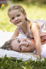 Mutter und Tochter legen im Garten, Nahaufnahme