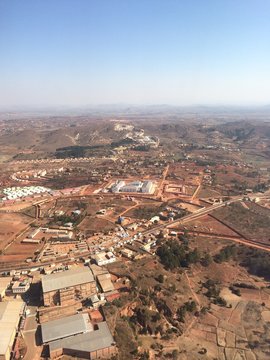 Vue a&eacute;rienne de la banlieue d'Antananarivo