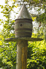 Nichoirs disséminés dans le jardin pour abriter les oiseaux