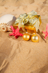 Obraz na płótnie Canvas christmas gifts on beach