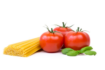 spaghetti, tomaten und basilikum