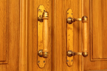 дверные ручки на двери