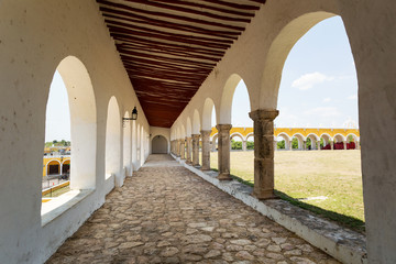 Fototapeta na wymiar exterior corridor in the Izamal convent