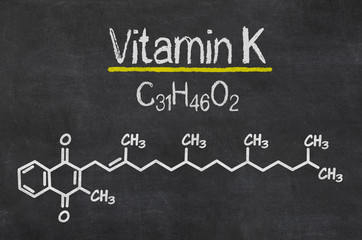 Schiefertafel mit der chemischen Formel von Vitamin K