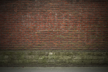 Hintergrund rote Backsteinwand mit Graffiti