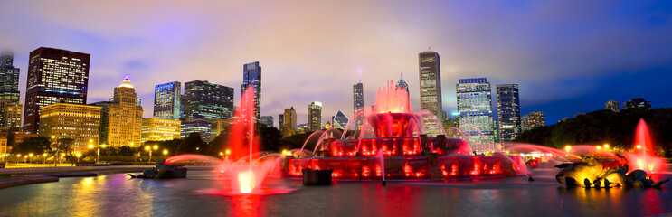 Chicago skyline panorama with Buckingham fountain at night, USA © Oleksandr Dibrova