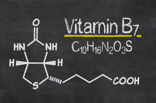 Schiefertafel mit der chemischen Formel von Vitamin B7