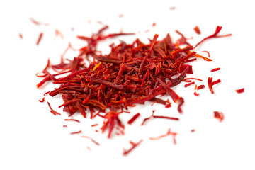 Naklejka premium pile of saffron isolated on white background