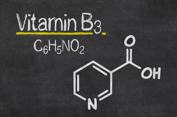 Schiefertafel mit der chemischen Formel von Vitamin B3