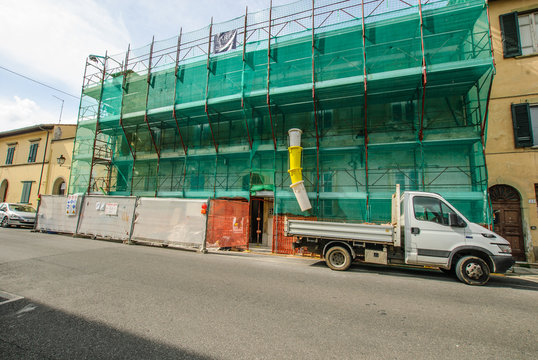 Cantiere edilizio palazzo, ponteggi sicurezza, autocarro