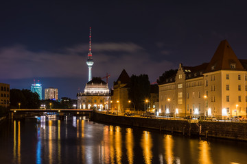 Fototapeta premium Berliner Fernsehturm und Museumsinsel bei Nacht