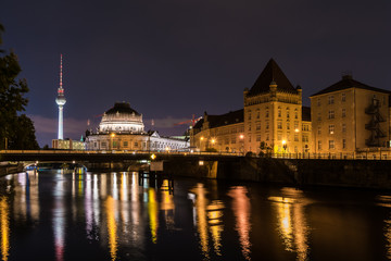 Fototapeta na wymiar Berliner Fernsehturm und Museumsinsel bei Nacht