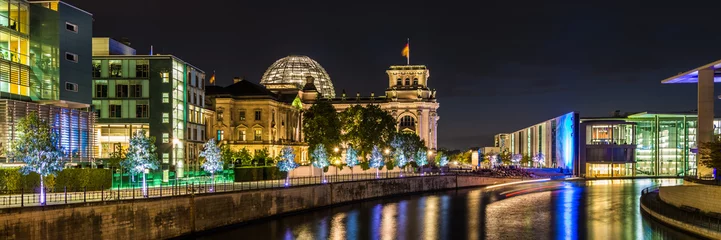 Poster Reichstag en Reichstagufer in Berlijn & 39 s nachts © kentauros