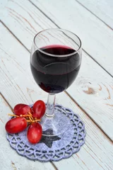 Fotobehang Glas rode wijn op ster onderzetter © trinetuzun