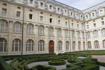 Fototapeta premium Cour intérieure et jardin du Val-de-Grâce à Paris