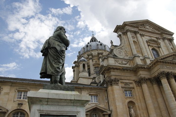 Fototapeta na wymiar Statue de l'église du Val-de-Grâce à Paris 