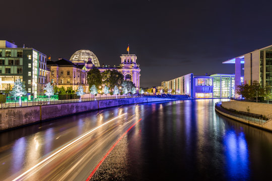 Reichstag und Reichstagufer in Berlin bei Nacht