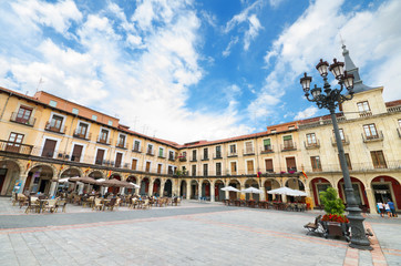 Fototapeta na wymiar Scenic view of Leon Major square. Leon, Spain.