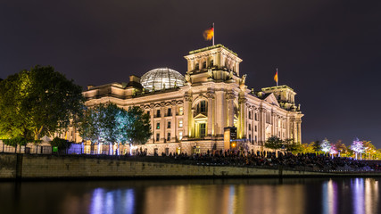 Fototapeta na wymiar Reichstagsgebäude in Berlin bei Nacht