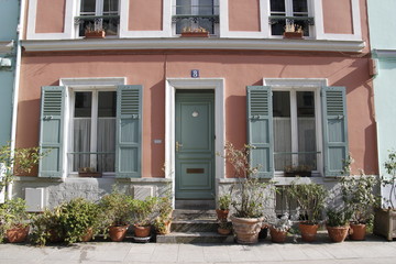 Fototapeta na wymiar Maison rose, rue Crémieux à Paris 