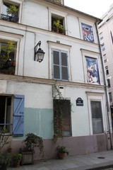 Fototapeta na wymiar Maison rue Crémieux à Paris