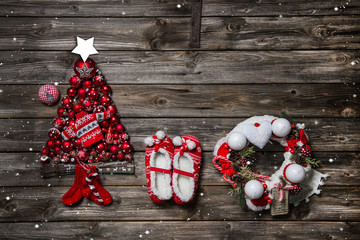 Weihnachtlicher Hintergrund mit Dekoration in Rot und Holz