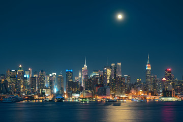Fototapeta premium Moon Rise Manhattan