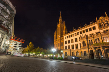 Fototapeta na wymiar city hall wiesbaden at night
