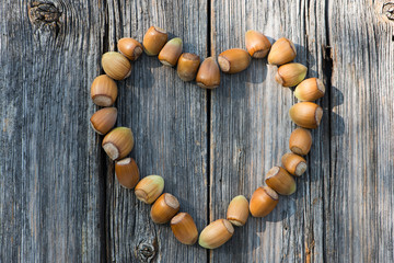 Herz aus Haselnüssen