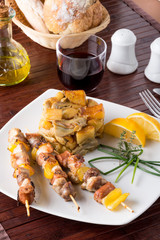 Spiedini di carne mista cucinati