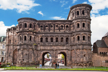 Obraz premium Das römische Stadttor Porta Nigra in Trier an der Mosel