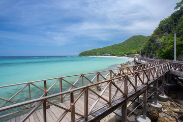 Obraz premium Wooden Bridge with beach