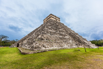 Fototapeta na wymiar Chichen Itza, Mayan Pyramid, Cancun, Mexico