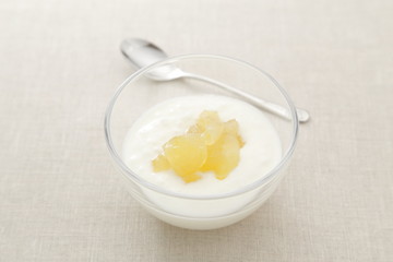 ヨーグルトのりんごジャムがけ