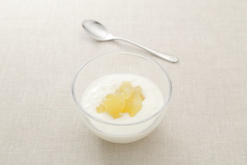 ヨーグルトのりんごジャムがけ