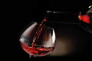 Fotobehang rode wijn, gieten, in, wijnglas, close-up © Africa Studio