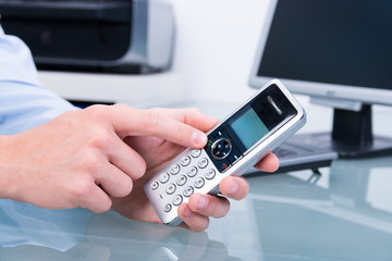 geschäftsmann wählt eine telefonnummer