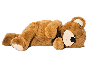 Schlafender Teddybär isoliert auf Weiß