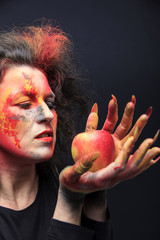 Hexe mit einem roten Apfel