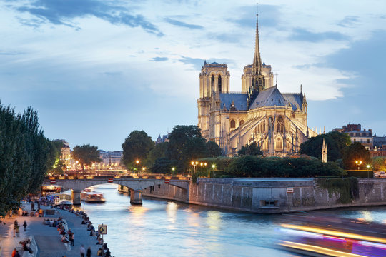Notre Dame de Paris at dusk