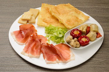 Antipasto con prosciutto e gnocco fritto