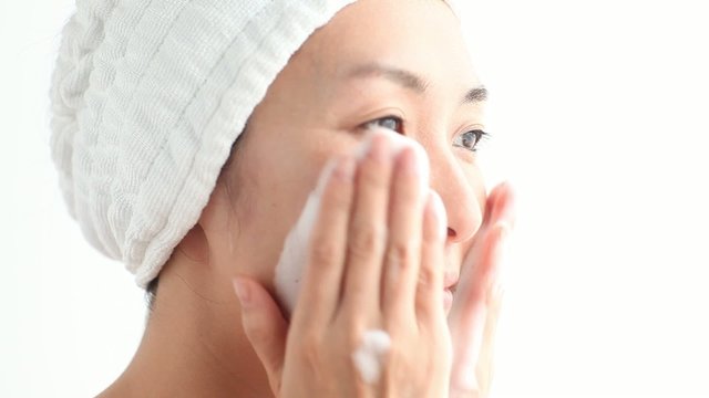 洗顔する女性