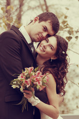 Obraz na płótnie Canvas young wedding couple, beautiful bride with groom, autumn nature