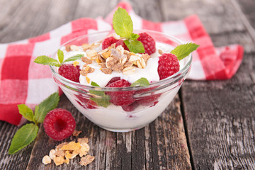 muesli,yogurt and berry