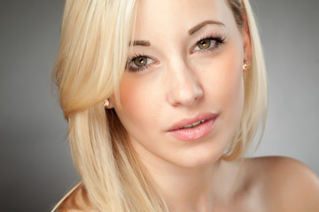 Naklejka premium Hübsche blonde Frau zeigt Emotionen