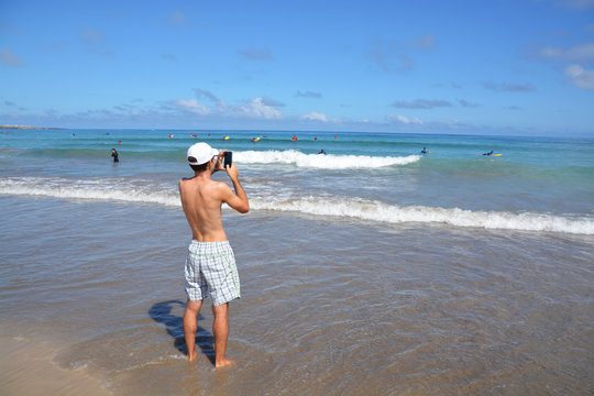 hombre fotografiando con su smartphone