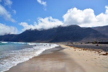 panoramica de la playa de famara en la isla de lanzarote