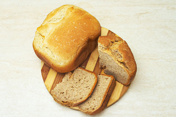 Appetzing sliced homemade bread on table
