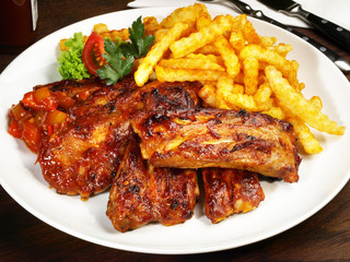 Spare Ribs mit Barbecue Sauce und Pommes Frites
