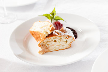 apple cake with ice cream